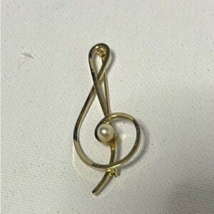 Gold Treble Clef Brooch with Polished Finish